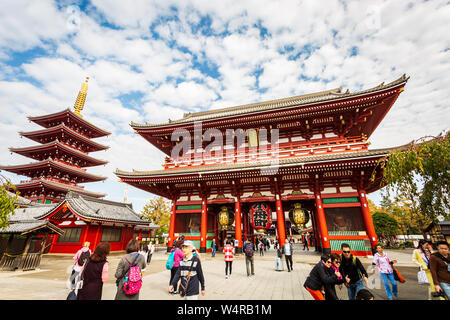 Tokyo, Japan - 18. Oktober 2018: Touristische besuchen Sensoji, auch bekannt als Asakusa Kannon Tempel ist ein buddhistischer Tempel in Asakusa gelegen. Es ist eine der Toky Stockfoto