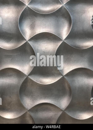 Silber 3D-dekorative Wand panel mit ungewöhnlichen geometrischen Form. Metallic-grauen Hintergrund mit Muster. Abstrakte Textur. Stockfoto