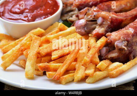 Bratkartoffeln, Rippchen und Tomatensauce, Ansicht schließen Stockfoto