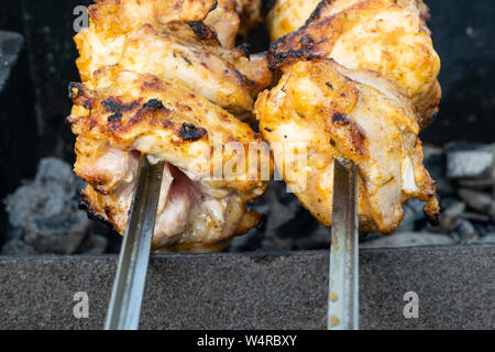 Mariniertes Huhn kebab ist auf dem Grill auf der Glut gegart. Döner Spieß ist beliebt auf der ganzen Welt. Stockfoto