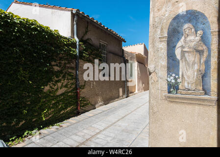 Sainte-Marie-la-Mer entlang der "Côte Radieuse" küstenzone (Südfrankreich): leere Gasse im Dorf. Zeichnung, Madonna und Kind Stockfoto