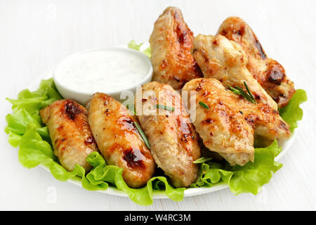 Gebratenes Chicken Wings und Soße auf weiße Platte Stockfoto