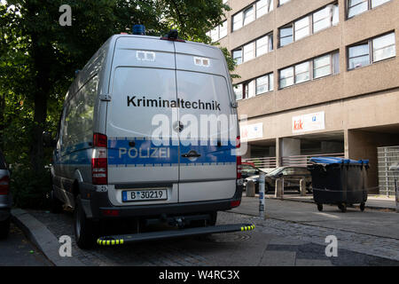 Berlin, Deutschland. 25. Juli, 2019. Ein Polizei Forensik Auto steht vor einem Wohnhaus auf Burgemeisterstraße in Tempelhof. Dort am Abend vor (24.07.2019) die Leiche einer Frau gefunden wurde. Eine Polizeisprecherin sagte am Donnerstag Morgen, dass es Verdacht auf Totschlag. Credit: Paul Zinken/dpa/Alamy leben Nachrichten Stockfoto