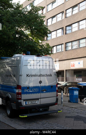 Berlin, Deutschland. 25. Juli, 2019. Ein Polizei Forensik Auto steht vor einem Wohnhaus auf Burgemeisterstraße in Tempelhof. Dort am Abend vor (24.07.2019) die Leiche einer Frau gefunden wurde. Eine Polizeisprecherin sagte am Donnerstag Morgen, dass es Verdacht auf Totschlag. Credit: Paul Zinken/dpa/Alamy leben Nachrichten Stockfoto