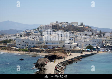 Naxos, Griechenland - Juli 09, 2109; Personen, die der Stadt Naxos, Griechenland. Blick von der Portara gate Stockfoto