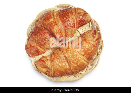 Zwei leckere Croissants in wicker Holzplatte auf weißem Hintergrund, Ansicht von oben Stockfoto