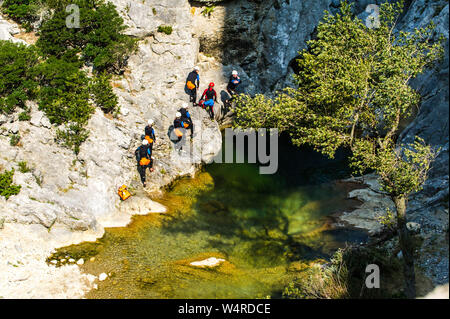 Canyoning in den Schluchten von Galamus in der Nähe von Saint-Paul-de-Fenouillet (Südfrankreich), zwischen dem "Pays Catalan" und "Pays Cathare"-Bereich. Überblick über Stockfoto