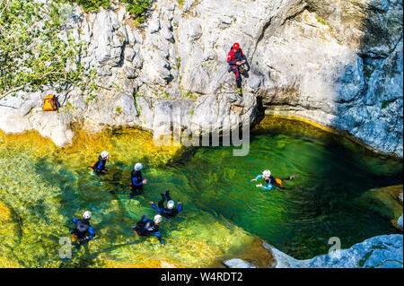 Canyoning in den Schluchten von Galamus in der Nähe von Saint-Paul-de-Fenouillet (Südfrankreich), zwischen dem "Pays Catalan" und "Pays Cathare"-Bereich. Überblick über Stockfoto