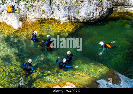 Canyoning in den Schluchten von Galamus in der Nähe von Saint-Paul-de-Fenouillet (Südfrankreich), zwischen dem "Pays Catalan" und "Pays Cathare"-Bereich. Überblick über Stockfoto