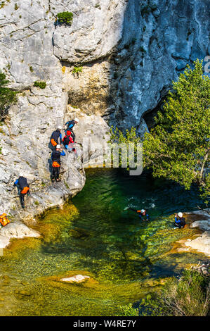 Canyoning in den Schluchten von Galamus in der Nähe von Saint-Paul-de-Fenouillet (Südfrankreich), zwischen dem "Pays Catalan" und "Pays Cathare"-Bereich. Überblick über Stockfoto