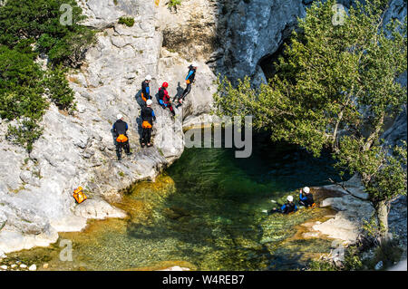 Canyoning in den Schluchten von Galamus in der Nähe von Saint-Paul-de-Fenouillet (Südfrankreich), zwischen dem "Pays Catalan" und "Pays Cathare"-Bereich. Überblick über Stockfoto