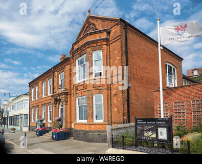 FELIXSTOWE, ESSEX, Großbritannien - 18. JULI 2018: Außenansicht des Felixstowe Town Hall an der Strandpromenade Stockfoto