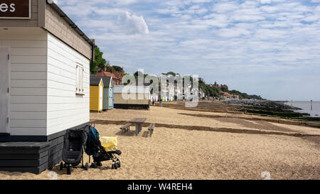 FELIXSTOWE, ESSEX, Großbritannien - 18. JULI 2018: Blick auf Strandhütten entlang der Strandpromenade Stockfoto