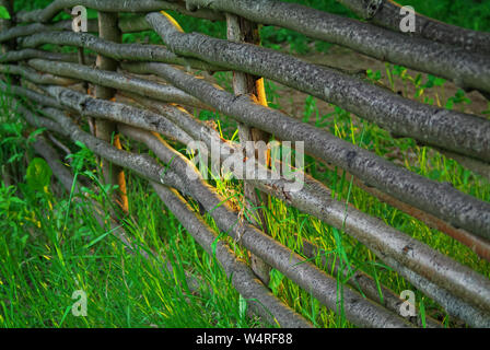 Ein Zaun aus Ästen am Abend gewebt, Russland Stockfoto