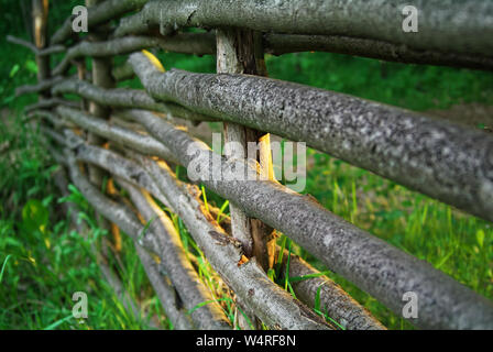 Ein Zaun aus Ästen am Abend gewebt, Russland Stockfoto