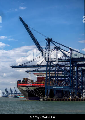 FELIXSTOWE, ESSEX, Vereinigtes Königreich - 18. JULI 2018: Hafen, in dem das Containerschiff entladen wird Stockfoto