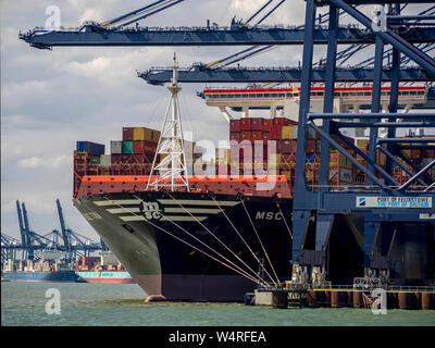 FELIXSTOWE, ESSEX, Vereinigtes Königreich - 18. JULI 2018: Hafen, in dem das Containerschiff entladen wird Stockfoto