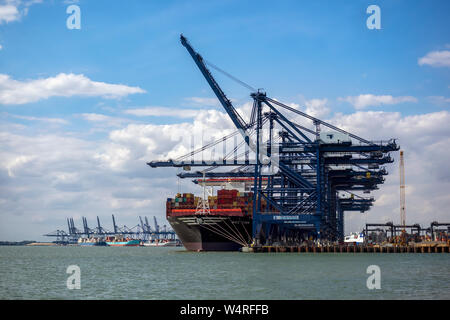 FELIXSTOWE, ESSEX, Vereinigtes Königreich - 18. JULI 2018: Hafen, in dem das Containerschiff entladen wird Stockfoto