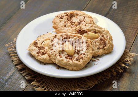 Hausgemachte almond Cookies auf weiße Platte auf einem rustikalen Tisch Stockfoto