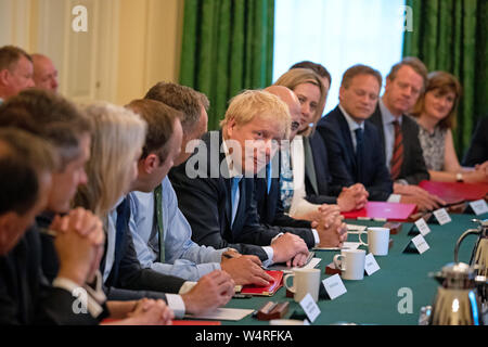 (Von links, am Tisch sitzen) Ausbildung Sekretärin Gavin Williamson, internationalen Handel Sekretärin Liz Truss, Gesundheit und Soziales Sekretärin Matt Hancock, Kabinettsminister Sir Mark Sedwill, Premierminister Boris Johnson, Schatzkanzler Sajid Javid, Arbeit und Renten Staatssekretär und Minister für Frauen Amber Rudd, Gehäuse, Gemeinschaften und lokale Regierung Sekretär Robert Jenrick, Verkehrsminister Grant Shapps, Scottish Secretary Alister Jack und Kultur Staatssekretär Nicky Morgan, als Premierminister Boris Johnson seine erste Kabinettssitzung in der Downing Street in London hält. Stockfoto