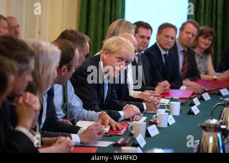 (Von links, am Tisch sitzen) Ausbildung Sekretärin Gavin Williamson, internationalen Handel Sekretärin Liz Truss, Gesundheit und Soziales Sekretärin Matt Hancock, Kabinettsminister Sir Mark Sedwill, Premierminister Boris Johnson, Schatzkanzler Sajid Javid, Arbeit und Renten Staatssekretär und Minister für Frauen Amber Rudd, Gehäuse, Gemeinschaften und lokale Regierung Sekretär Robert Jenrick, Verkehrsminister Grant Shapps, Scottish Secretary Alister Jack und Kultur Staatssekretär Nicky Morgan, als Premierminister Boris Johnson seine erste Kabinettssitzung in der Downing Street in London hält. Stockfoto