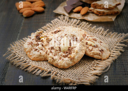 Hausgemachte almond Cookies auf rustikalem Tisch Stockfoto