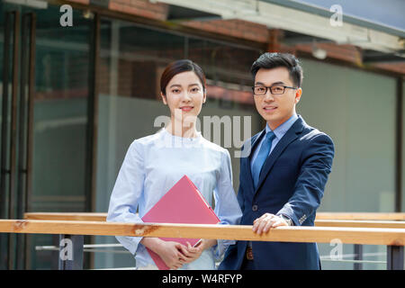 Porträt des Mannes und der Frau steht auf dem Balkon, Peking, China Stockfoto