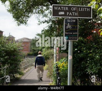 Blick auf Wasser des Leith Pfad am Ufer des Flusses in Leith, Schottland Großbritannien Stockfoto