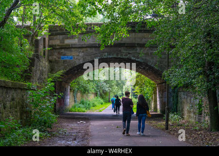 Blick auf Wasser des Leith Pfad am Ufer des Flusses in Leith, Schottland Großbritannien Stockfoto