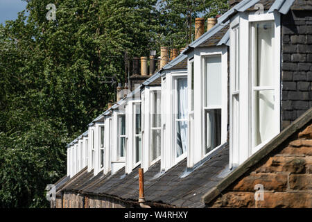 Außenansicht der Reihe von Windows von Kolonie stil Reihenhäuser in Stockbridge, Edinburgh, Schottland, Großbritannien Stockfoto