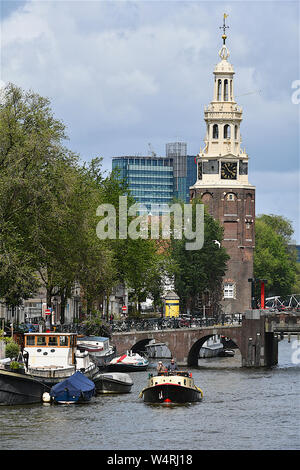 Boote vor Montelbaanstoren Turm, Amsterdam, Niederlande Stockfoto