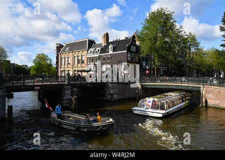 Tourboat vorbei unter Brücke, Amsterdam, Niederlande Stockfoto