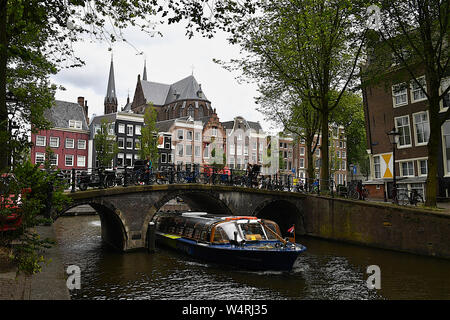 Tourboat vorbei unter Brücke, Amsterdam, Niederlande Stockfoto