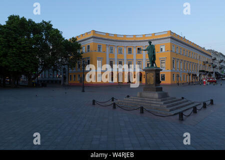 Ukraine, Odessa, Primorski Boulevard, 13. Juni 2019. Statue von Herzog Richelieu am oberen Ende der Potemkinschen Treppe in der Morgendämmerung. Stockfoto