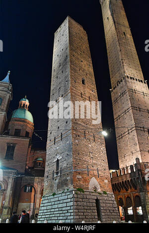 Zwei Türme in der Nacht, Bologna, Emilia-Romagna, Italien Stockfoto