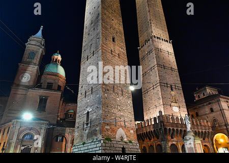 Zwei Türme in der Nacht, Bologna, Emilia-Romagna, Italien Stockfoto