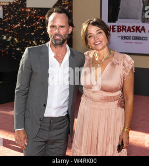 Los Angeles, CA - 22. Juli 2019: Walton Goggins und Nadia Conners nehmen an der Los Angeles Premiere von "Once Upon a Time in Hollywood" bei TCL Kinn gehalten Stockfoto