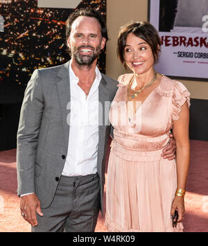 Los Angeles, CA - 22. Juli 2019: Walton Goggins und Nadia Conners nehmen an der Los Angeles Premiere von "Once Upon a Time in Hollywood" bei TCL Kinn gehalten Stockfoto