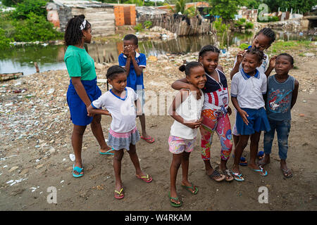 Juli 24, 2019, Cartagena, Bolivar, Kolumbien: Kinder posieren für ein Foto bei der La Boquilla während eines Clean-up-Sitzung in Cartagena. Fundacion CoraJeM arbeitet bei der Aufklärung und die Schaffung von Möglichkeiten für die Menschen in Not. Lehrt sie, Kultur und Werte, der es Ihnen ermöglicht, bis zu einer besseren Zukunft und Leben mit mehr Würde bauen. Credit: Enzo Tomasiello/SOPA Images/ZUMA Draht/Alamy leben Nachrichten Stockfoto