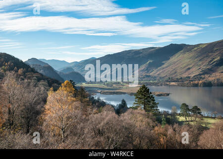 Schönen Herbst Landschaft Bild von der Route zu Walla Felsen in der Nähe von Derwent Water Lake District Stockfoto