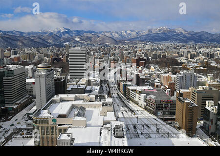 Stadt Panorama im Winter mit bergkette am Horizont, Sapporo, Hokkaido, Japan Stockfoto