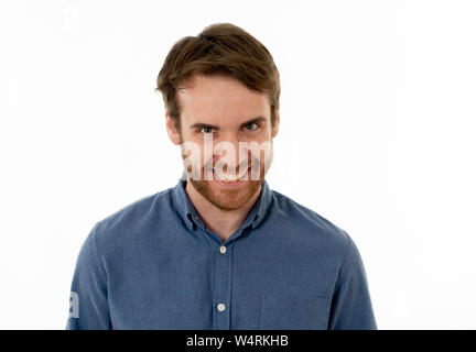 Nahaufnahme, Porträt der jungen bärtigen Mann in seinem 20s, lustige Gesichter an der Kamera Spaß haben. In Humor und Positive menschliche Mimik Stockfoto