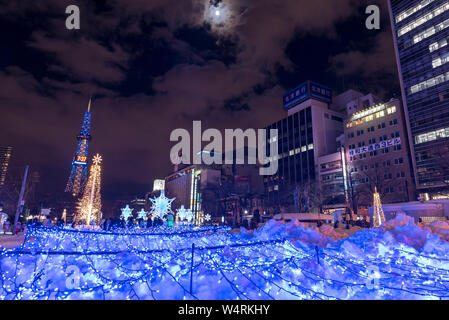 Sapporo Fernsehturm und Weihnachtsschmuck in der Nacht, Sapporo, Hokkaido, Japan Stockfoto