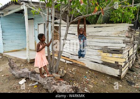 Juli 24, 2019, Cartagena, Bolivar, Kolumbien: Kinder haben Spaß an der La Boquilla während eines Clean-up-Sitzung in Cartagena. Fundacion CoraJeM in die Ausbildung und die Schaffung von Möglichkeiten für die Menschen in Not. Lehrt sie, Kultur und Werte, der es Ihnen ermöglicht, bis zu einer besseren Zukunft und Leben mit mehr Würde bauen. Credit: Enzo Tomasiello/SOPA Images/ZUMA Draht/Alamy leben Nachrichten Stockfoto