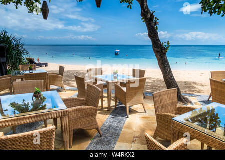 Stühle und Tische auf Nusa Dua Beach, Nusa Dua, Bali, Indonesien Stockfoto