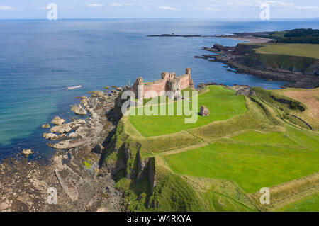 Luftaufnahme von Tantallon Castle in East Lothian, Schottland, Großbritannien Stockfoto