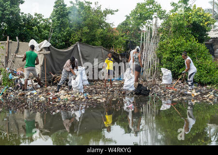 Juli 24, 2019, Cartagena, Bolivar, Kolumbien: Leute sammeln von Kunststoffabfällen aus einem Fluss an der La Boquilla während eines Clean-up-Sitzung in Cartagena.. Fundacion CoraJeM arbeitet bei der Aufklärung und die Schaffung von Möglichkeiten für die Menschen in Not. Lehrt sie, Kultur und Werte, der es Ihnen ermöglicht, bis zu einer besseren Zukunft und Leben mit mehr Würde bauen. (Bild: © Enzo Tomasiello/SOPA Bilder über ZUMA Draht) Stockfoto