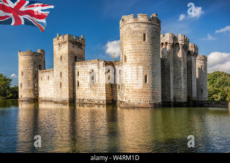 Historische Bodiam Castle mit Flagge von England in East Sussex, Großbritannien Stockfoto