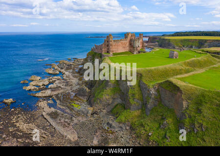 Luftaufnahme von Tantallon Castle in East Lothian, Schottland, Großbritannien