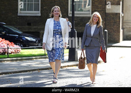 Arbeit und Renten Staatssekretär und Minister für Frauen Amber Rudd und neu Staatsminister im Ministerium für Wohnungswesen, Gemeinschaften und lokale Regierung Esther McVey verlassen 10 Downing Street, London installiert nach einer Kabinettssitzung. Stockfoto